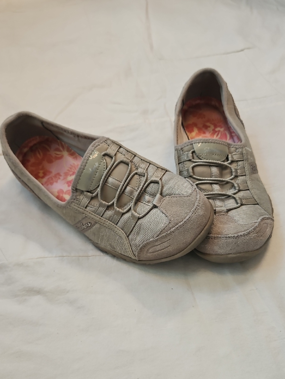 Skechers Casual Slip-On Women’s Comfort Shoes in Light Tan Size 8.5